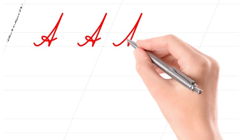 Рука пишет ручкой